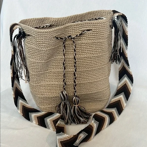 Elegant Cream and Black Handcrafted Bucket Bag - Picture 7 of 7